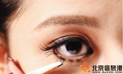 大热的楚楚可怜日系下垂眼妆盘点