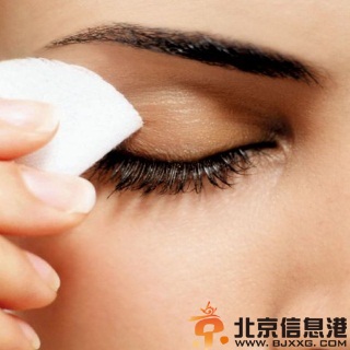 清新裸妆诠释眉眼间的慵懒媚态
