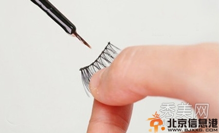 如何贴好假睫毛让双眼放大两倍？