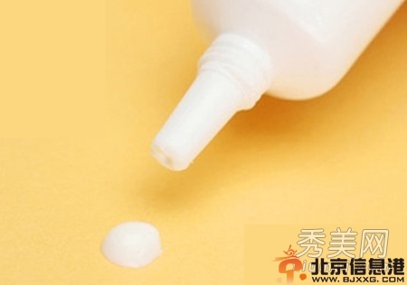 如何贴好假睫毛让双眼放大两倍?