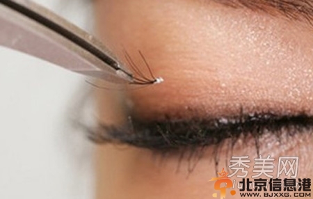 如何贴好假睫毛让双眼放大两倍?