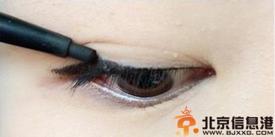 赏析眼影的画法步骤图 让你一分钟学会画眼影