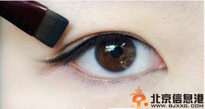 赏析眼影的画法步骤图 让你一分钟学会画眼影