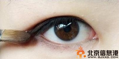 赏析眼影的画法步骤图 让你一分钟学会画眼影