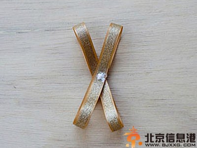 DIY纽扣丝带胸花 让你眼前一亮