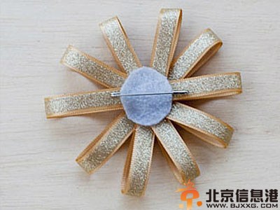 DIY纽扣丝带胸花 让你眼前一亮