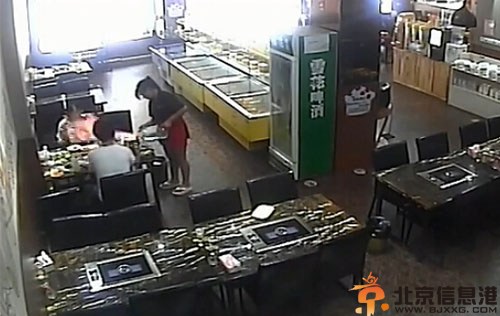 女子吃烧烤全身烧伤视频触目惊心 被大火瞬间包围