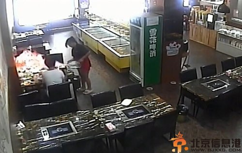 女子吃烧烤全身烧伤视频触目惊心 被大火瞬间包围