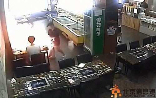 女子吃烧烤全身烧伤视频触目惊心 被大火瞬间包围