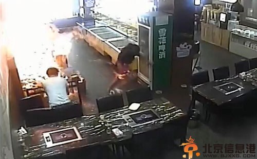 女子吃烧烤全身烧伤视频触目惊心 被大火瞬间包围