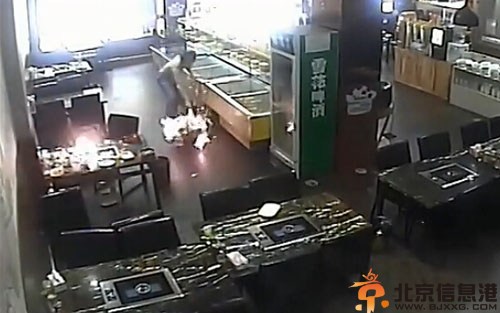 女子吃烧烤全身烧伤视频触目惊心 被大火瞬间包围