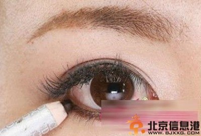 教你伴娘精致妆容画法步骤 让你当最美伴娘