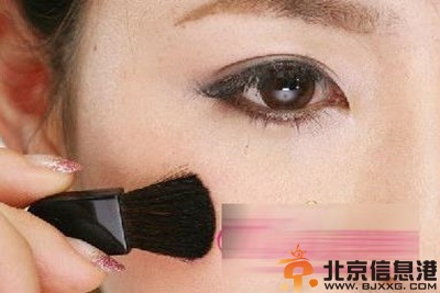 教你伴娘精致妆容画法步骤 让你当最美伴娘