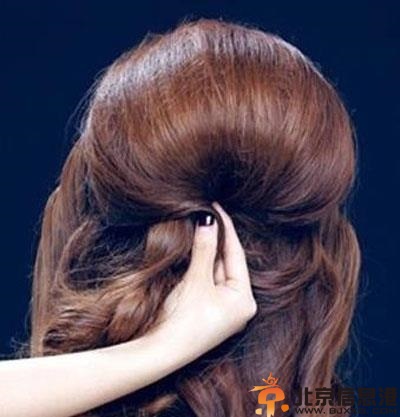 简单伴娘发型扎法步骤 在婚礼上做个美美的伴娘