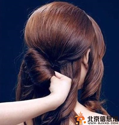 简单伴娘发型扎法步骤 在婚礼上做个美美的伴娘
