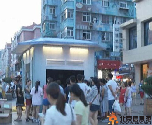 青岛闹市美女3D不雅沐浴视频照片 其当众脱睡衣