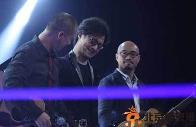 汪峰好声音首次流泪 为学员纠结险让郑钧误机