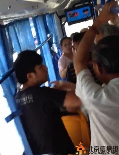 武汉小伙未让座遭老人暴打 现场视频经过曝光