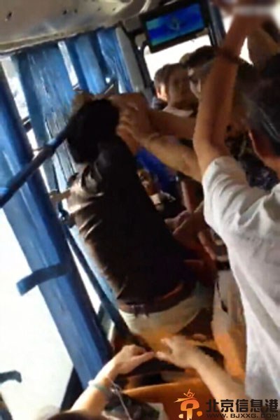 武汉小伙未让座遭老人暴打 现场视频经过曝光