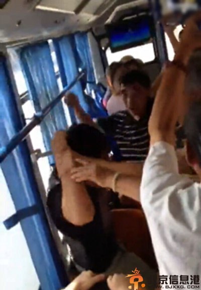 武汉小伙未让座遭老人暴打 现场视频经过曝光