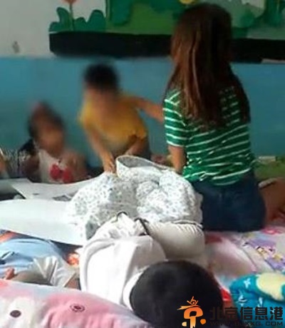 网曝老师虐打幼童 鞋底连抽耳光