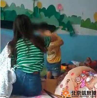网曝老师虐打幼童 鞋底连抽耳光