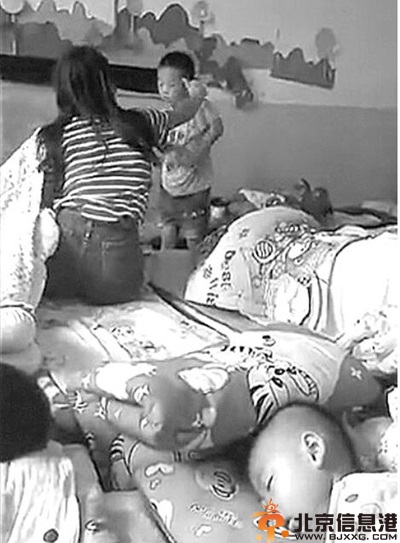 网曝老师虐打幼童 鞋底连抽耳光