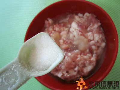咸蛋蒸肉饼的做法 教你做出好吃的咸蛋蒸肉饼