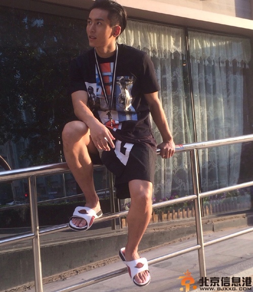 张哲瀚激凸照遭搜揭个人资料 被疑整容曝生活照
