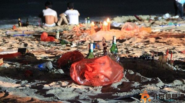 中秋夜三亚海滩垃圾高达45吨 千人连夜清理