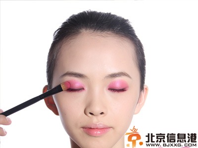单眼皮化妆技巧 长睫毛才是关键