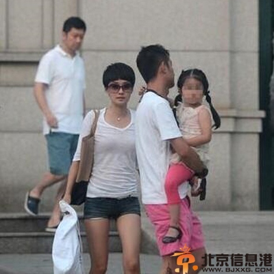 文章马伊琍共同接女儿放学 出轨门已是过眼云烟
