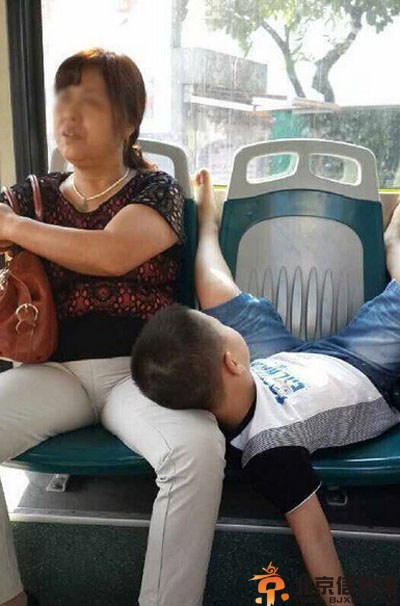 搞笑图片好残酷的惩罚 这样的惩罚方式也是醉了