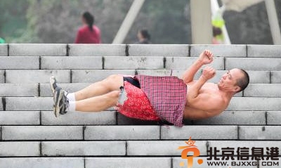 西安人肉风火轮 公司老总滚台阶20层锻炼