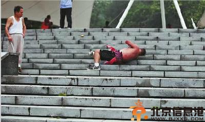 西安人肉风火轮 公司老总滚台阶20层锻炼