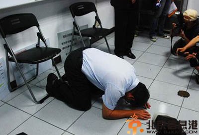 台湾地沟油事件 强冠老总下跪喝猪油愿赔3亿