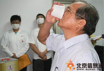 台湾地沟油事件 强冠老总下跪喝猪油愿赔3亿