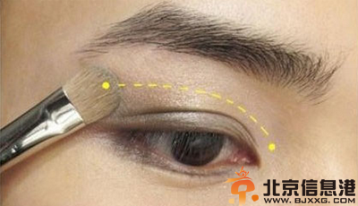 单眼皮眼影画法 无需双眼皮贴也深邃