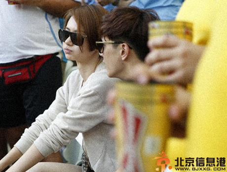 曝戚薇李承铉巴西看球公开恋情 疑两人好事将近