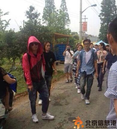 文章谢霆锋玩自拍 文章疑借节目复出