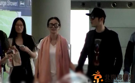 Angelababy与黄晓明被传好事将近 十指紧扣秀恩爱
