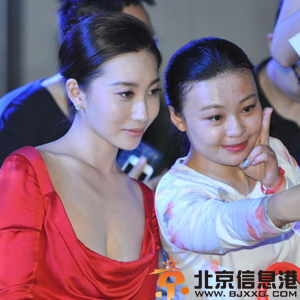 章子怡嫂子殷旭个人资料微博 低胸亮相大秀事业线