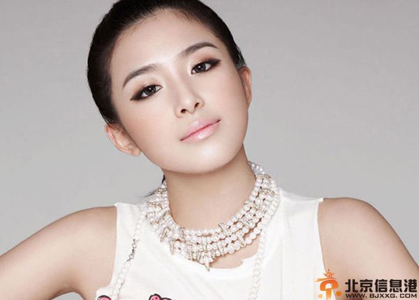 揭张含韵个人资料及近照 传其陪人睡觉照片是怎么回事