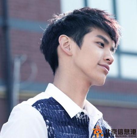 柯震东女友是谁 网爆约会长发女疑与萧亚分手