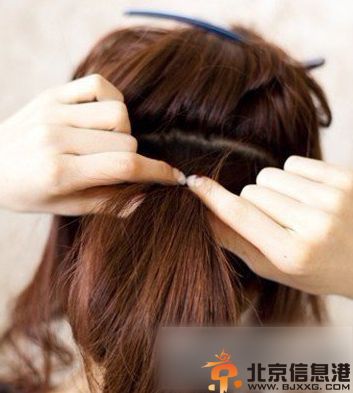 卷发怎么扎马尾好看 五分钟速成技巧来帮你