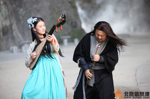腾格尔桃花源歌词 新神曲MV中腾大叔跳起桃花舞晚节不保