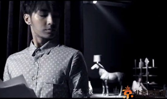 炎亚纶新歌这不是我歌词MV首播 联手李毓芬挑战黑暗深层演技