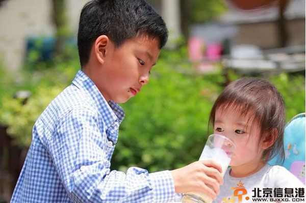 威廉弟弟遇见奥莉妹妹 网友狂呼在一起
