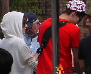尼坤tiffany牵手迪斯尼秀恩爱 自曝出道前遭人身虐待