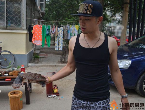棚户区的超跑少年郑佳君微博资料 法拉利和棚户图片对比鲜明